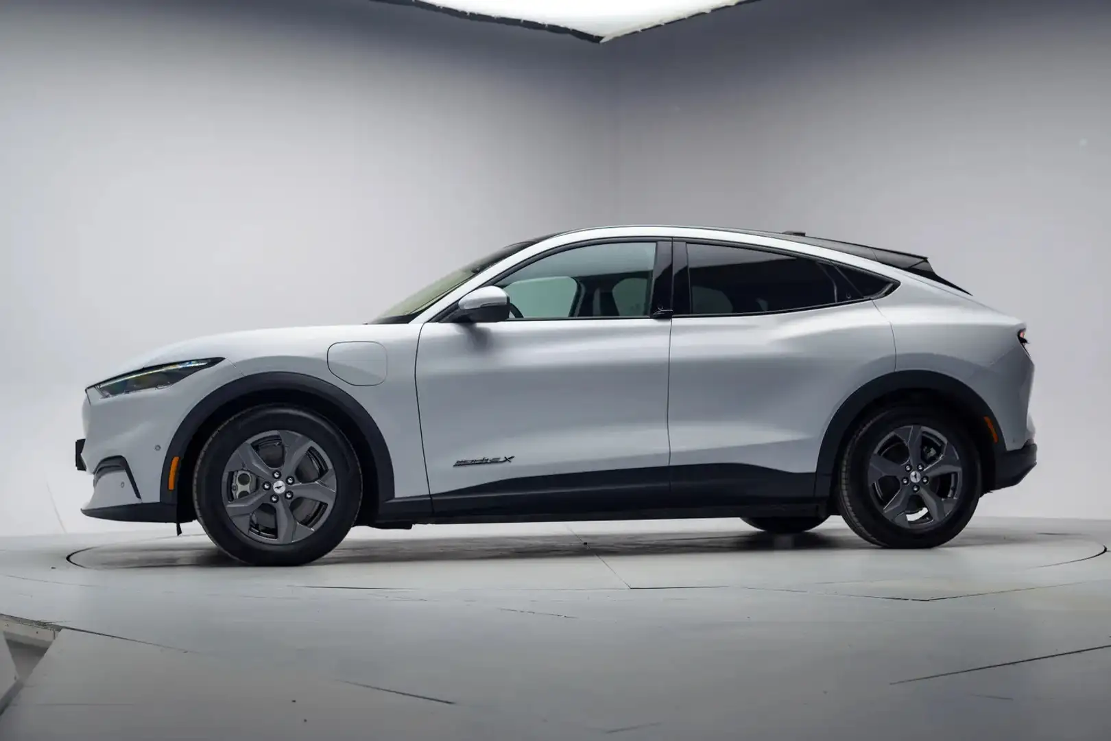 Ford Mustang Mach-E 98 kWh Extended [ Pano Leder Navi 360°cam ] Blanc - 2