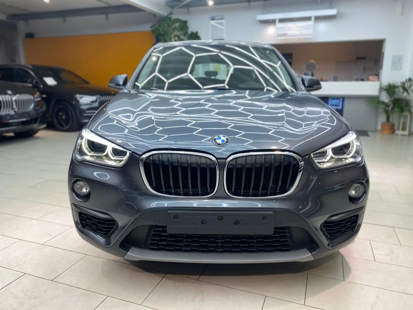 BMW X1 xDrive 20i Automatik Navi Pano LedLenkr. Allrad PD Grijs - 2