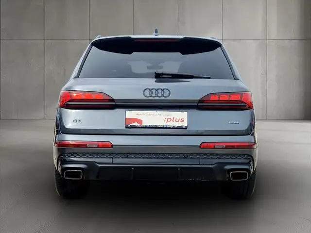 Audi Q7 view 5