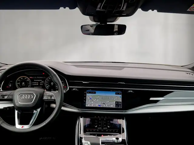 Audi Q7 view 6