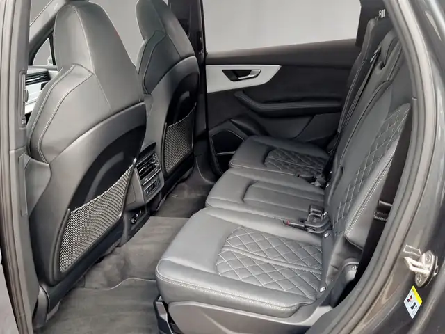 Audi Q7 view 9