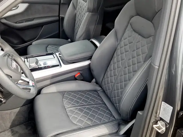 Audi Q7 view 8