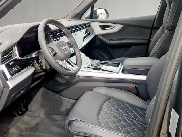 Audi Q7 view 7