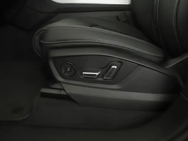 Audi Q7 view 10