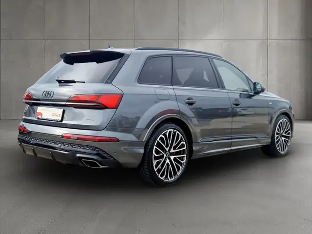 Audi Q7 view 4