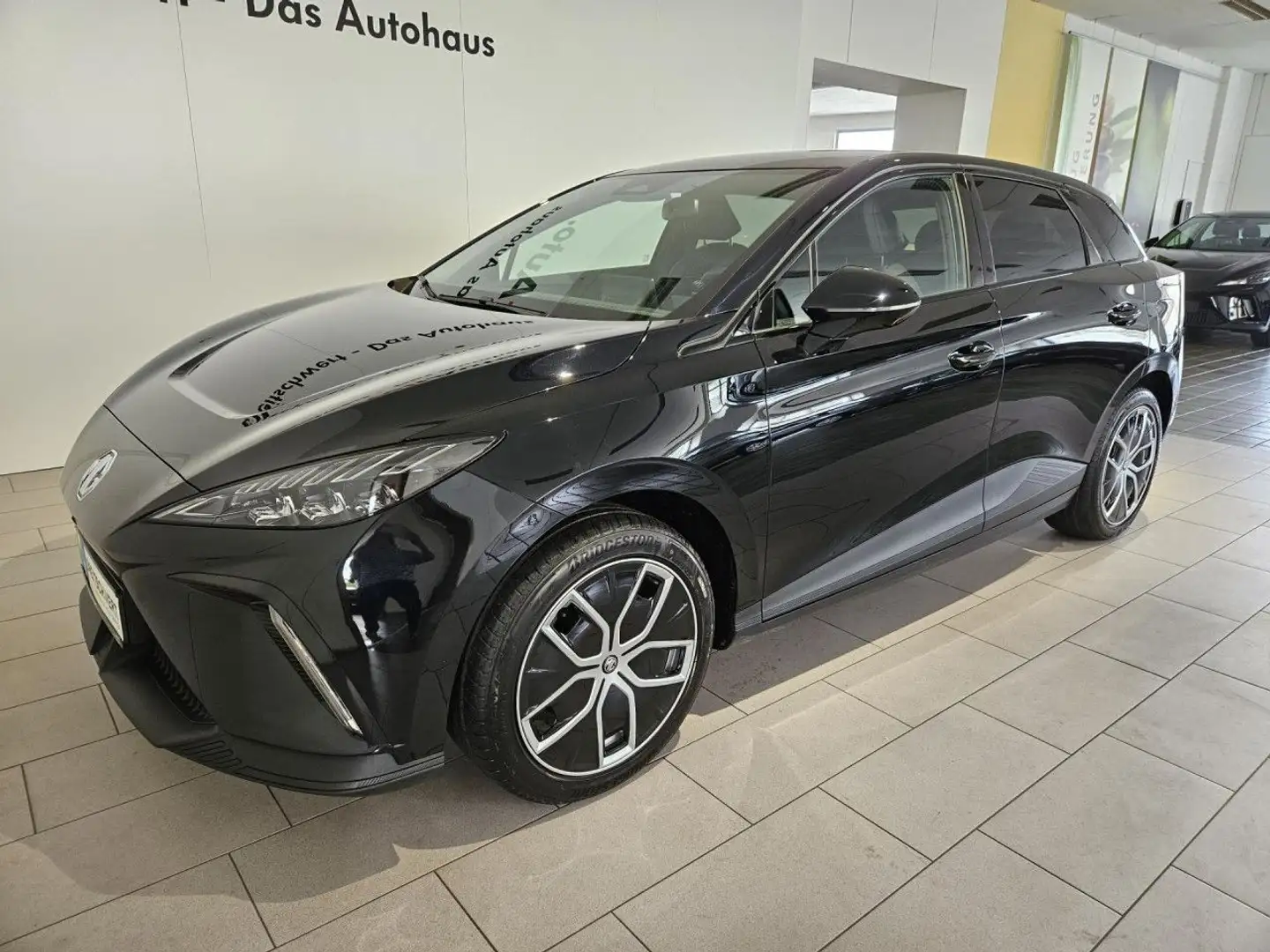 MG MG4 64kWh Luxury Bluetooth LED Klima Einparkhilfe Schwarz - 2