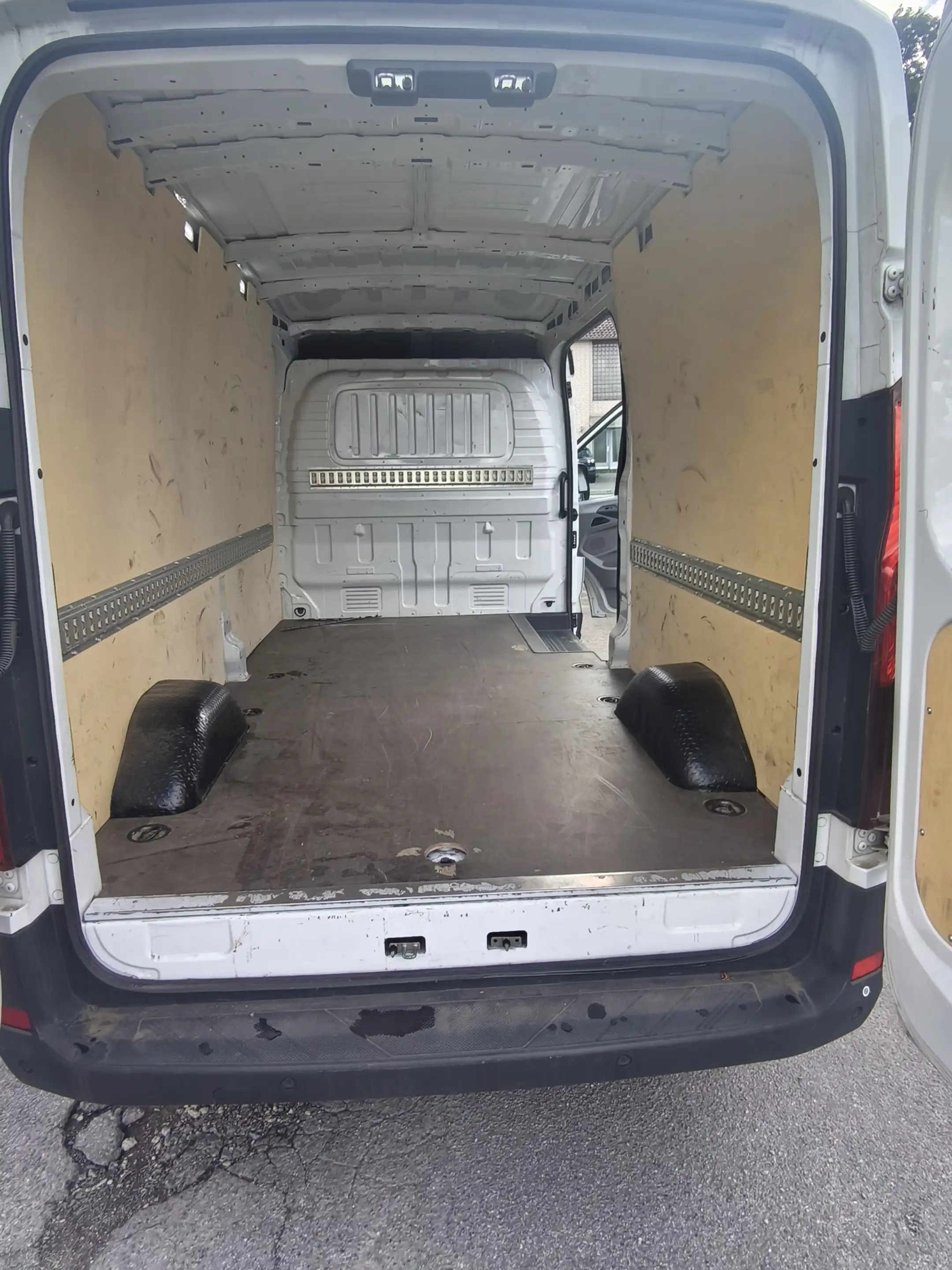 Maxus Deliver 9 Deliver 9 2.0 Transporter FWD LUXURY — photo 12