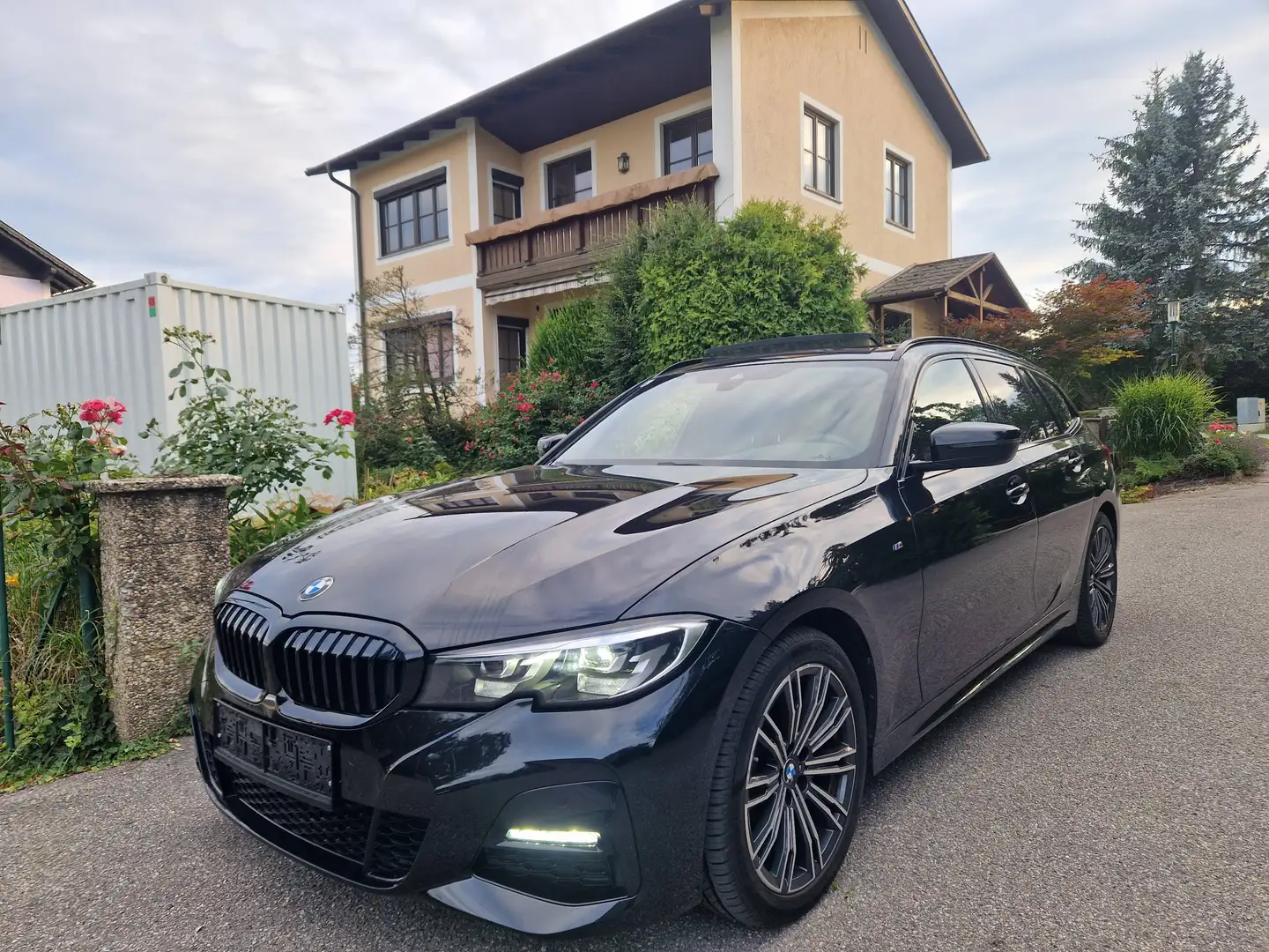 BMW 318 318d Mild-Hybrid Touring Aut / Nur 56.000 km / Mega Ausstattung / 150 PS / PANORAMA / AHK / M SPORT / RÜCKFAHR-ASSISTENT Schwarz - 2
