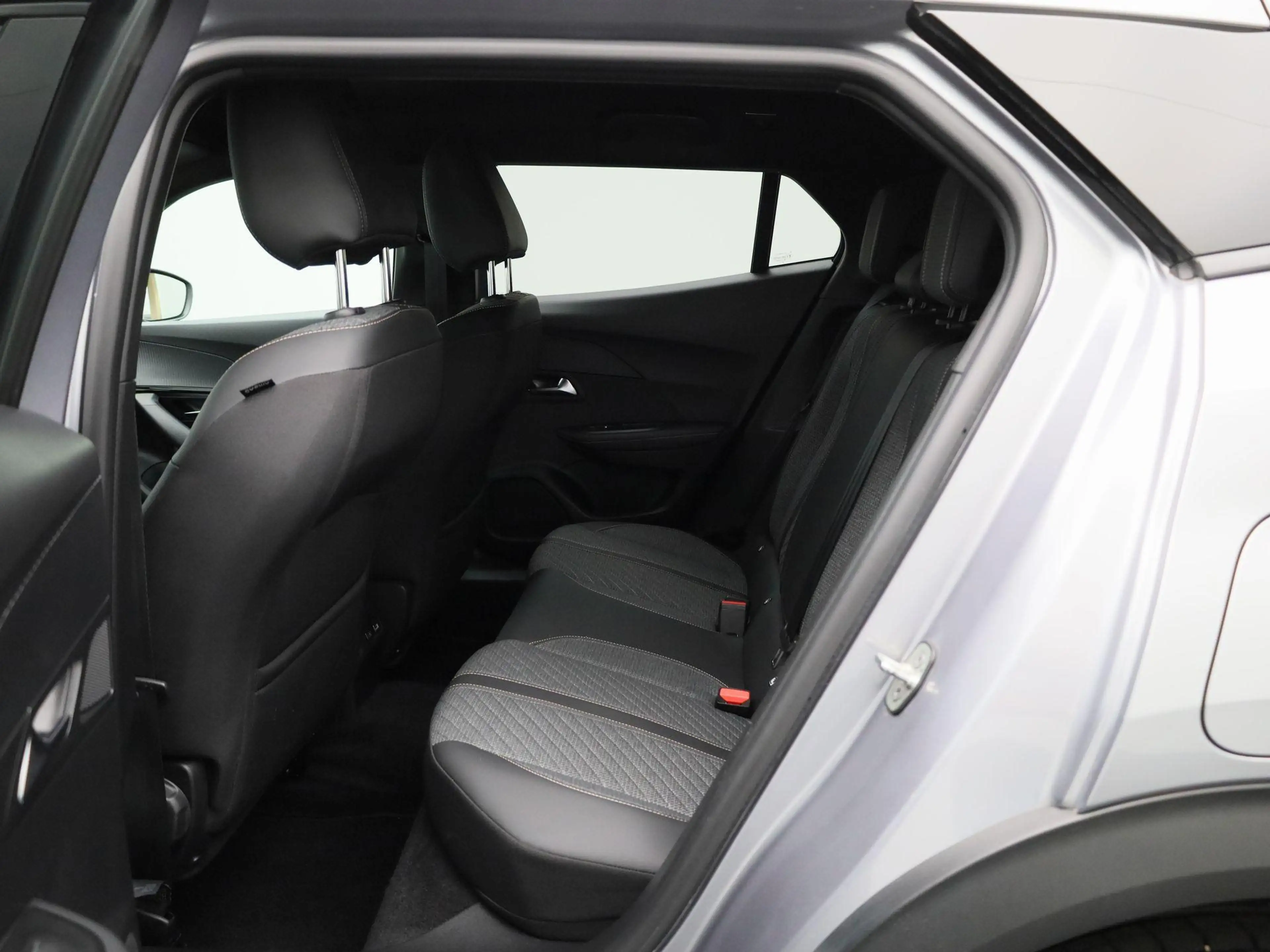 Peugeot e-2008 EV Allure 54 kWh | Automaat | Climate control | Vi — photo 10