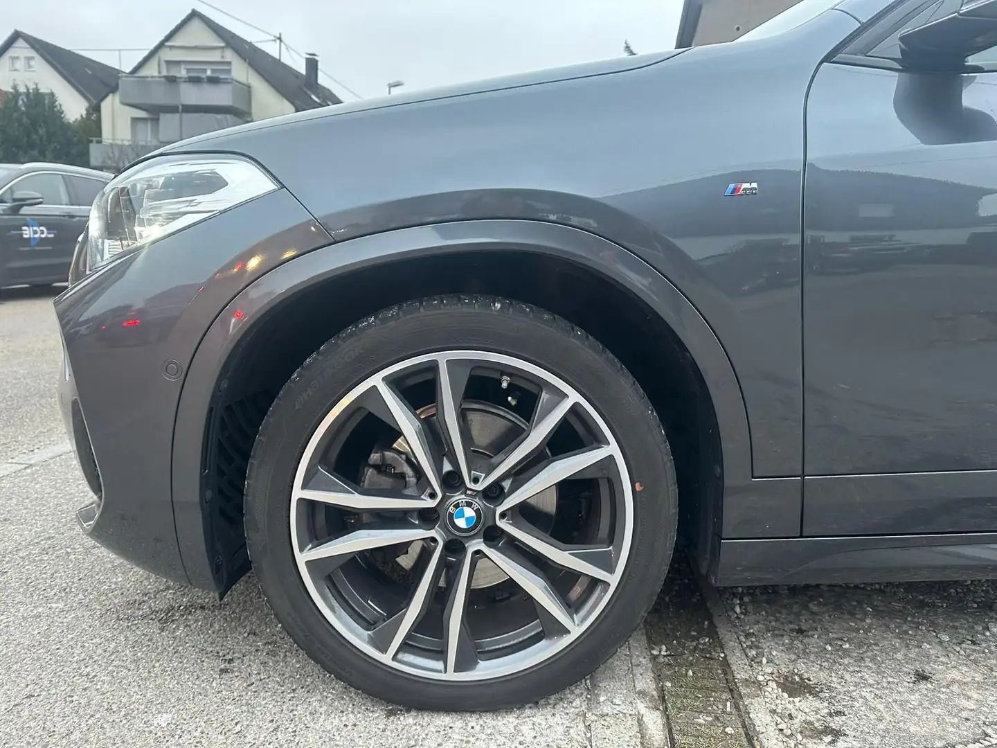 BMW X2 sDrive 18 i M Sport Grau - 2