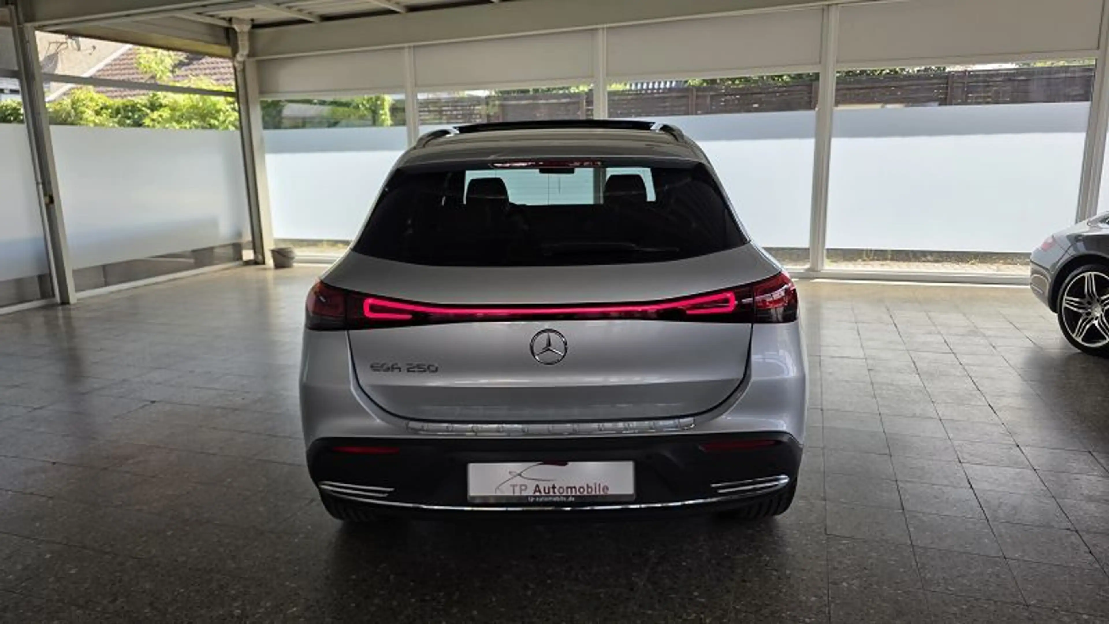 Mercedes-Benz EQA 250 Pan*LED*Nav*HuD*Kam+Park*DIS*SH*Spur*Tot — photo 6