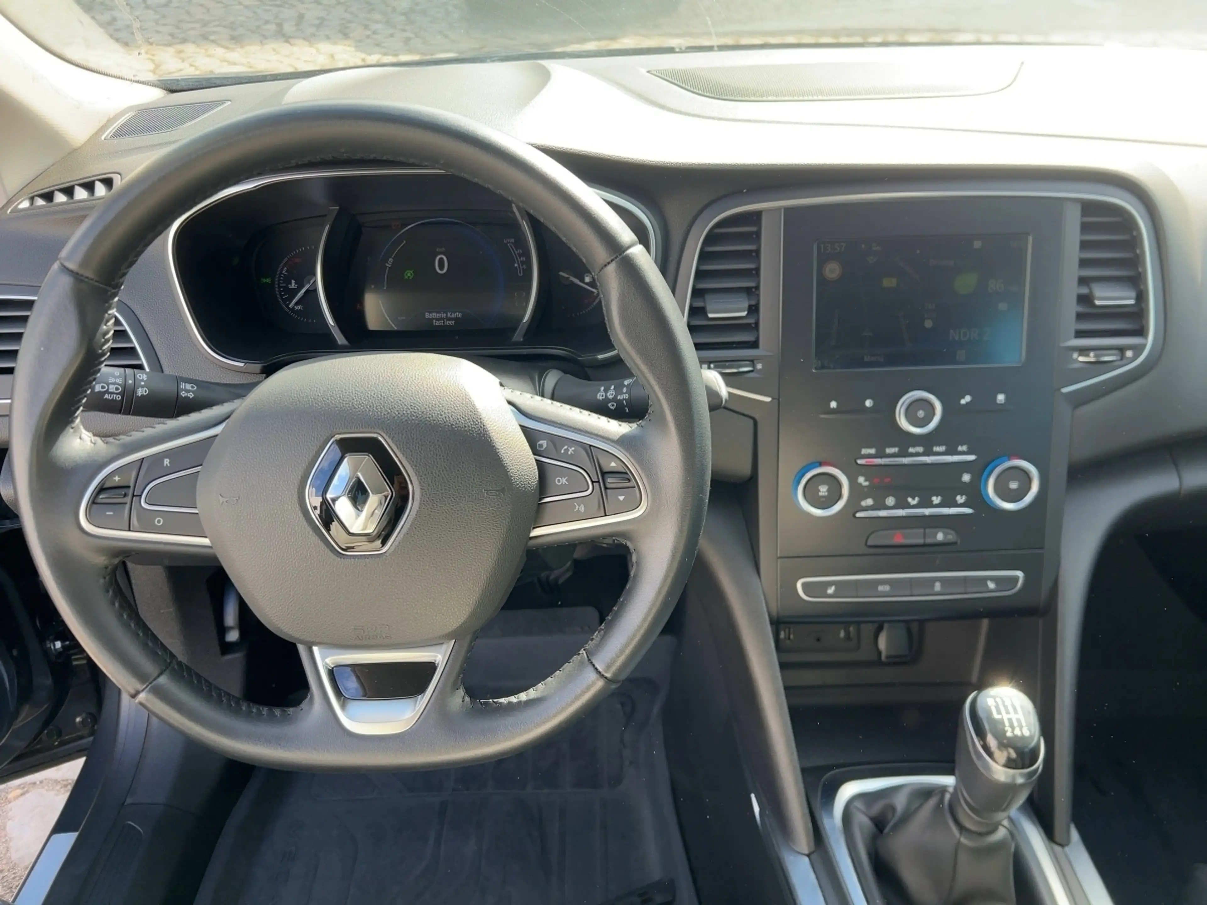 Renault Megane Grandtour LIMITED Deluxe TCe 140 GPF SHZ BT — photo 12
