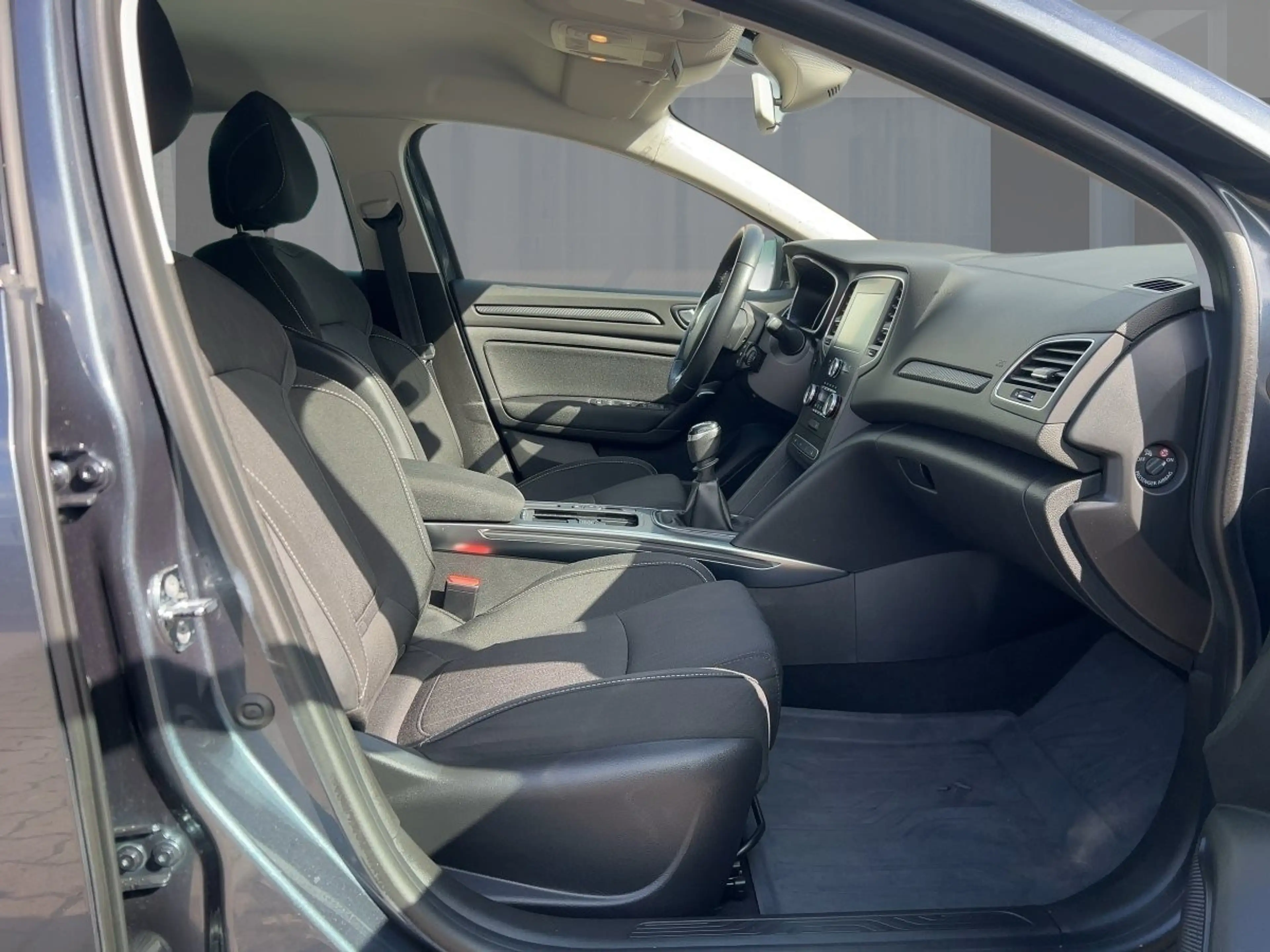 Renault Megane Grandtour LIMITED Deluxe TCe 140 GPF SHZ BT — photo 8