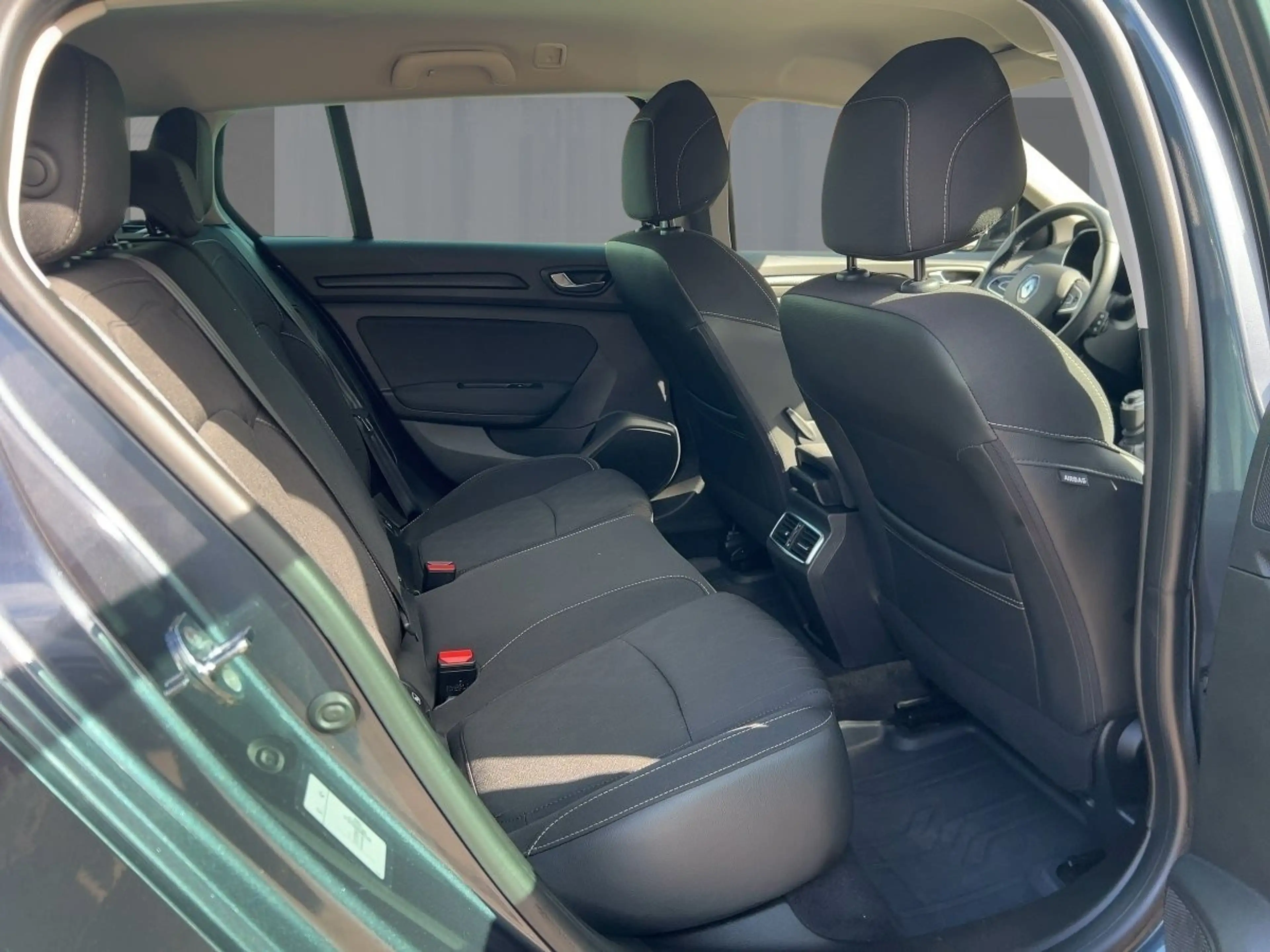 Renault Megane Grandtour LIMITED Deluxe TCe 140 GPF SHZ BT — photo 9