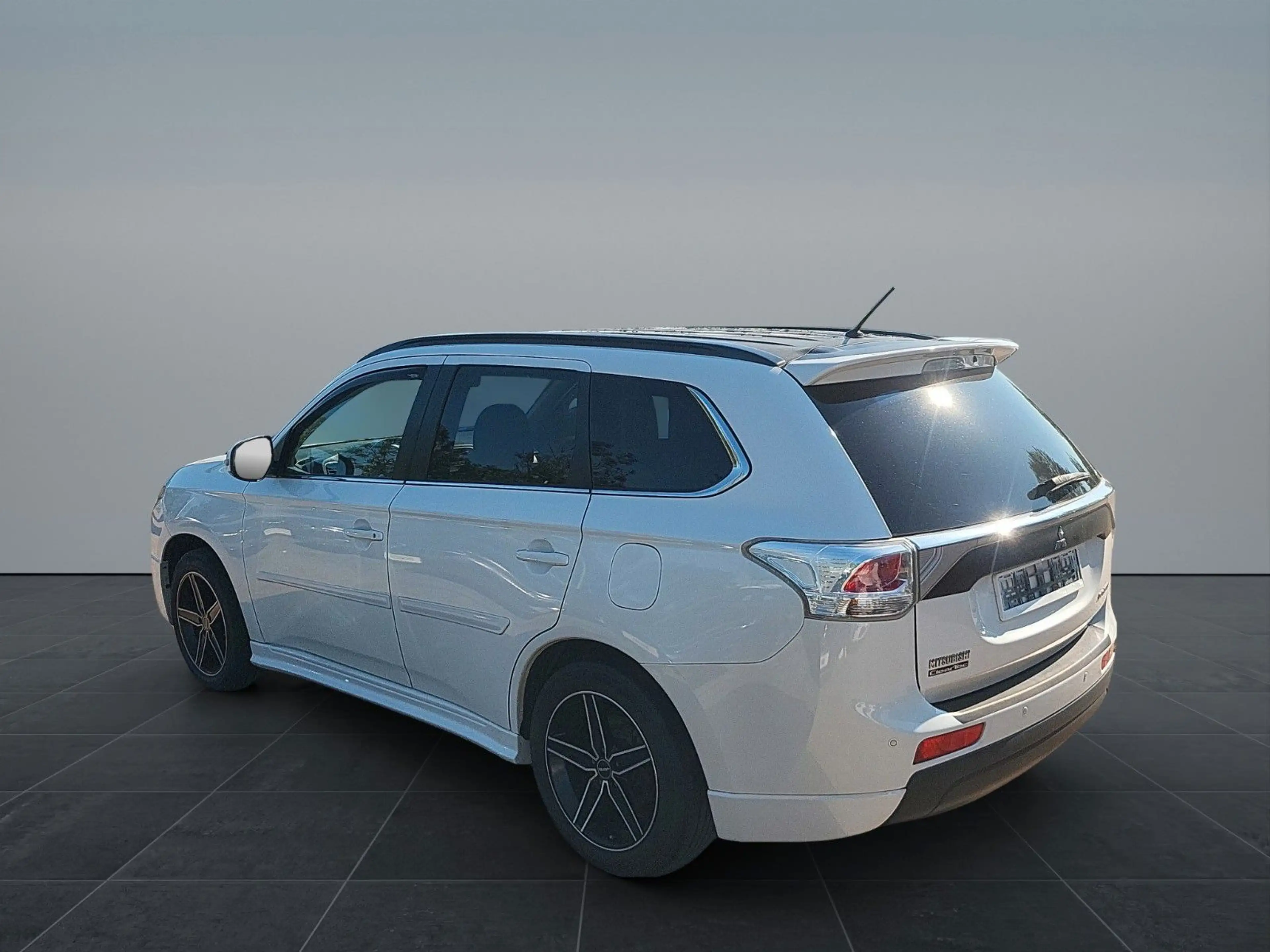 Mitsubishi Outlander ClearTec Invite 4WD aus 2-Hand — photo 2