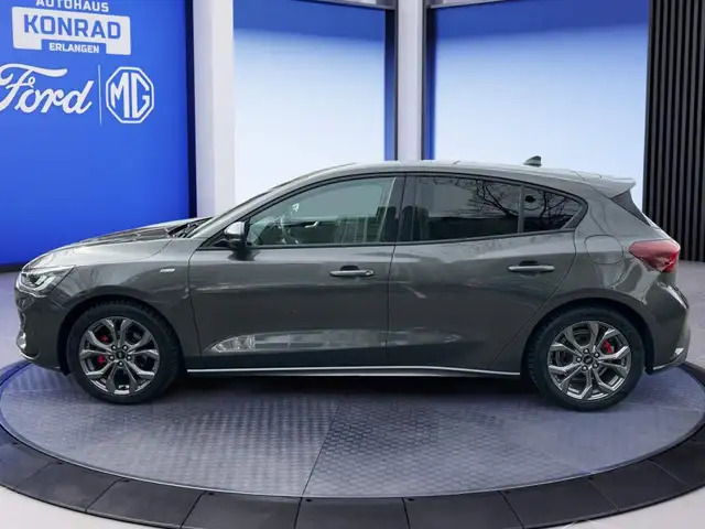 Ford Focus view 3