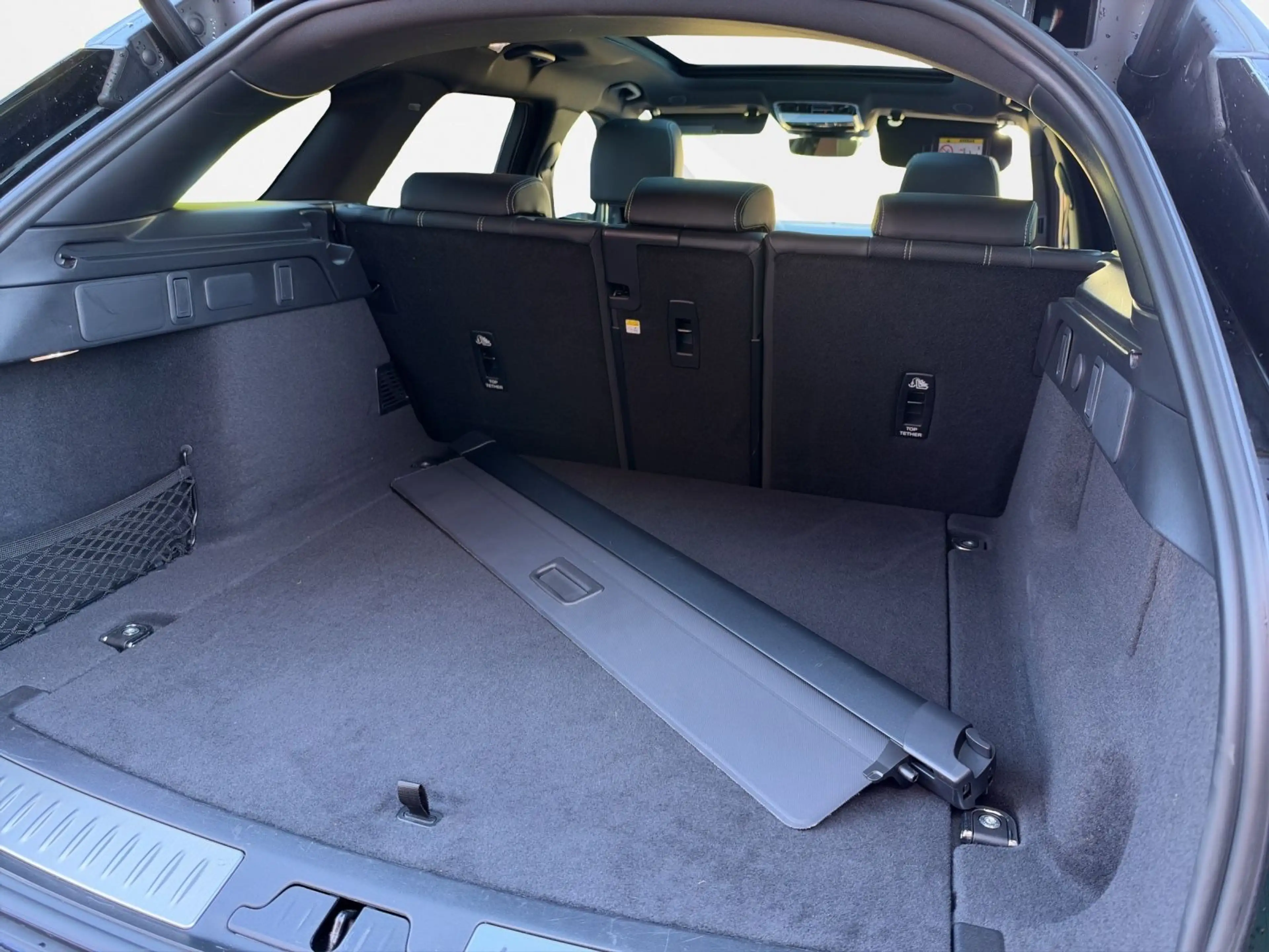 Land Rover Range Rover Velar R-Dynamic SE *Pano *AHK *Merid — photo 16