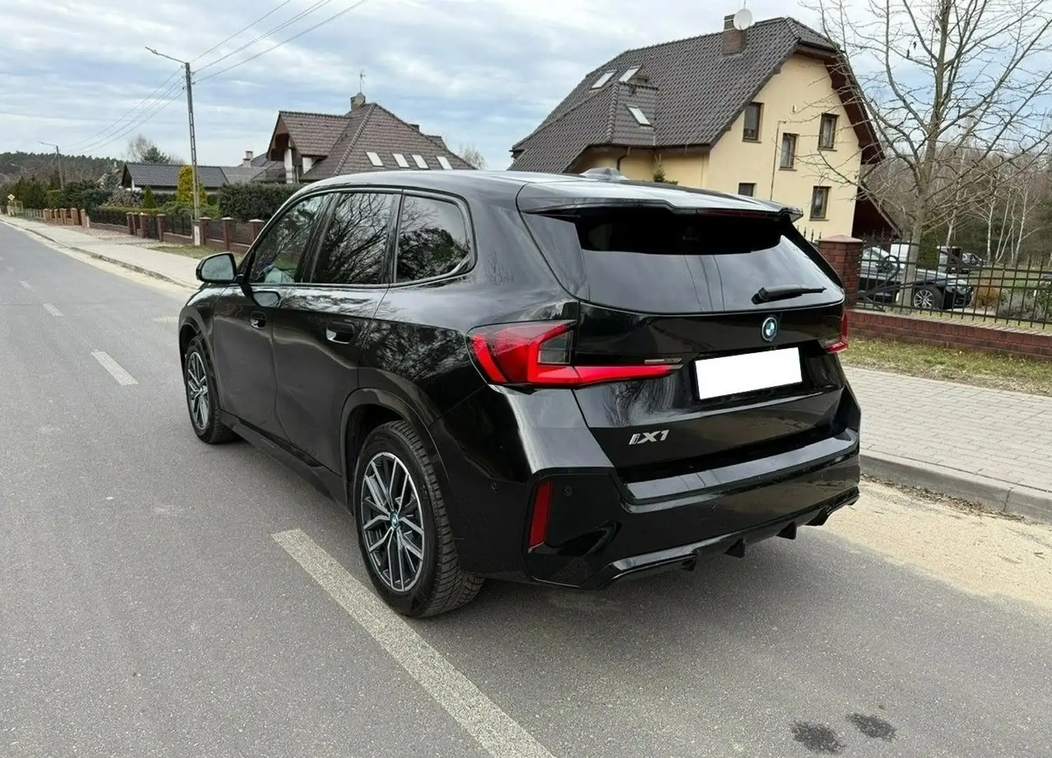 BMW iX1 iX1 xDrive30 M Sportpaket H%K Keyless Pano Schwarz - 2
