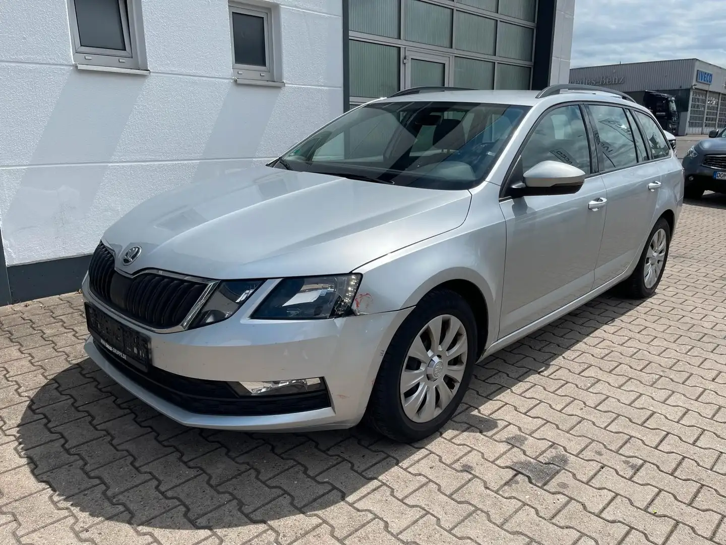 Skoda Octavia Combi TDI Autom./1HD/MWST/SHZ/NAVI/STH Zilver - 1