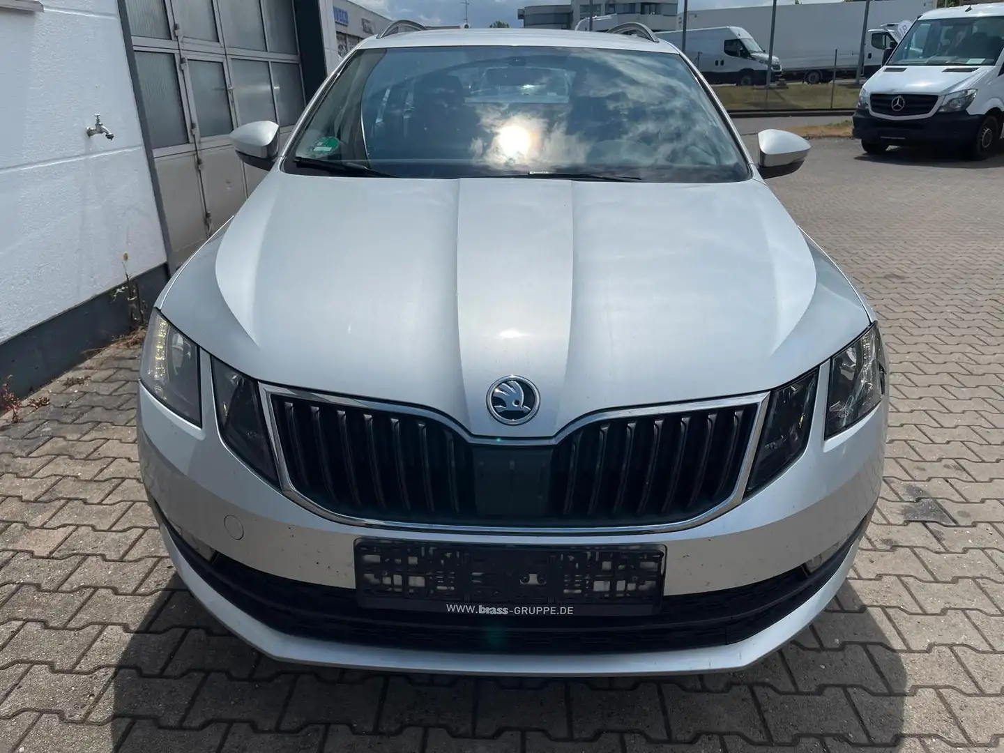 Skoda Octavia Combi TDI Autom./1HD/MWST/SHZ/NAVI/STH Zilver - 2