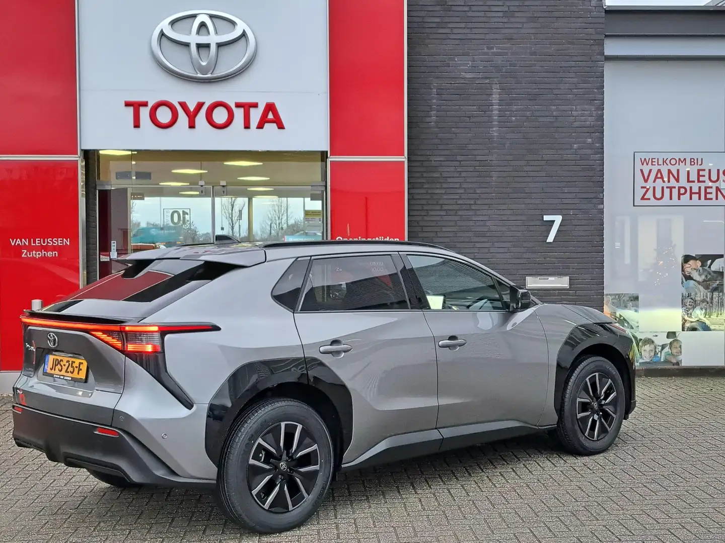 Toyota bZ4X 73,1 kWh Executive STOEL/STUURWIELVERWARMING 360 C Grijs - 2