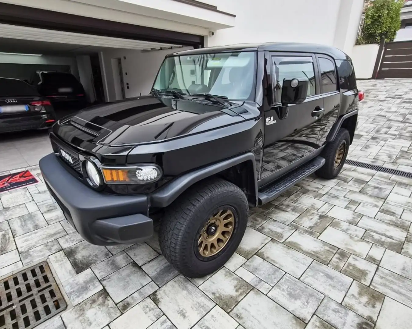 Toyota FJ Cruiser 4.0 V6 crna - 1