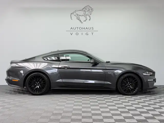 Ford Mustang view 4