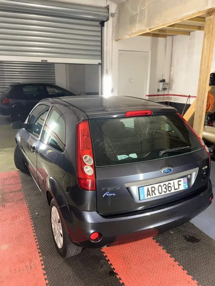 Ford Fiesta 3 portes — photo 2