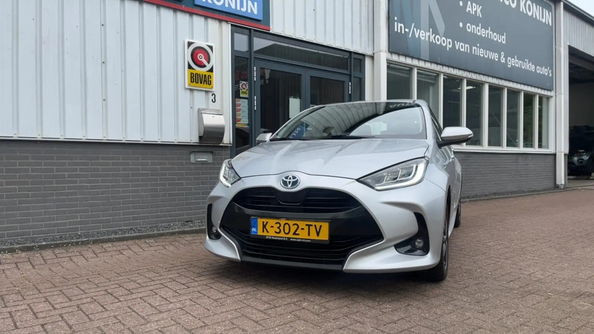 Toyota Yaris ,Cruise adap, PDC, Camera, le 1.5 Hyb. Bns Plus Gris - 2