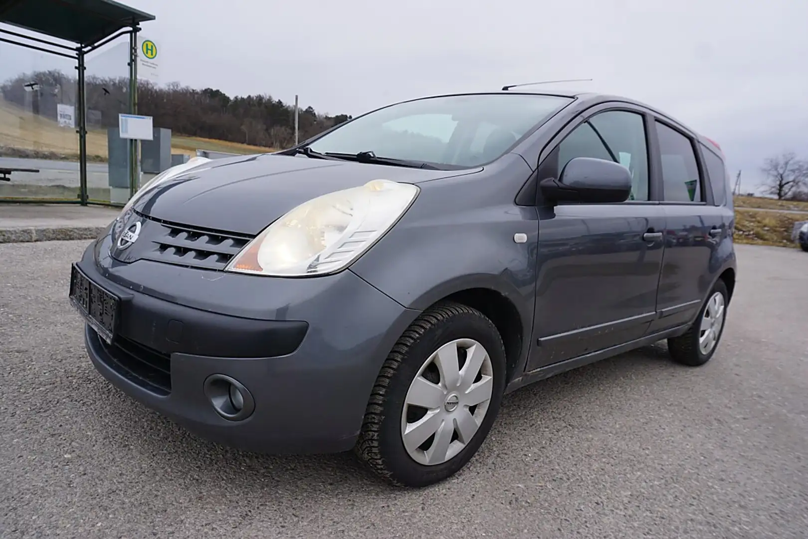 Nissan Note 1,4 Grau - 2