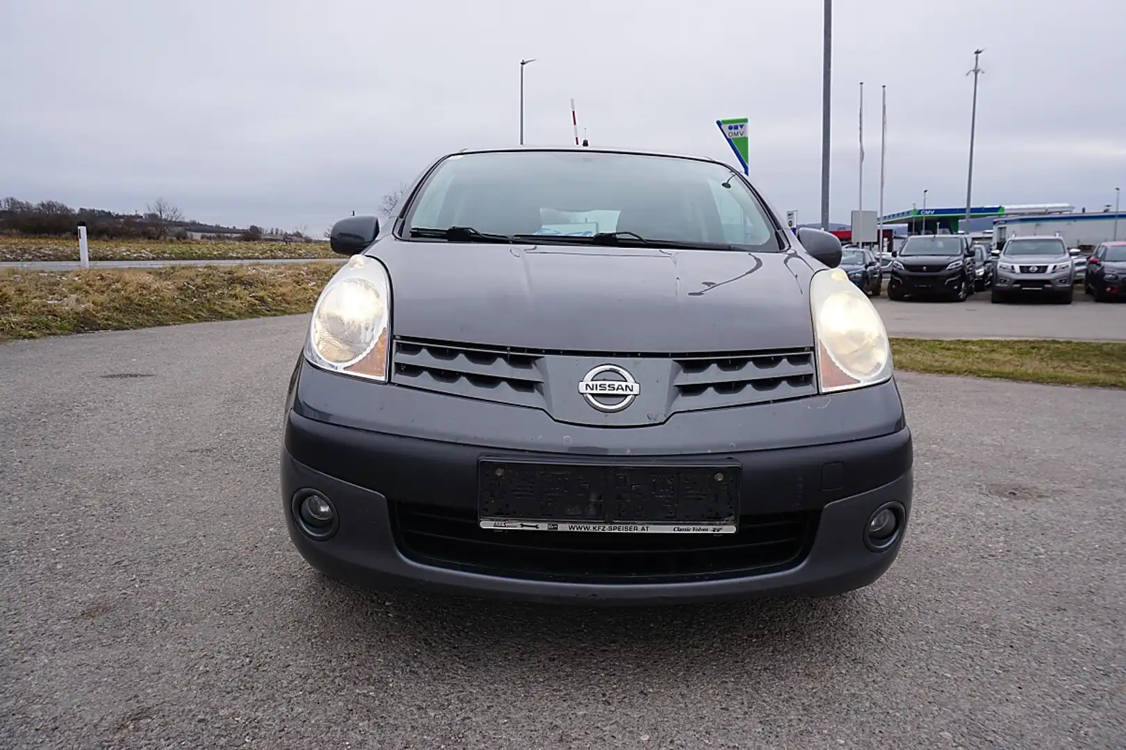 Nissan Note 1,4 Grau - 1