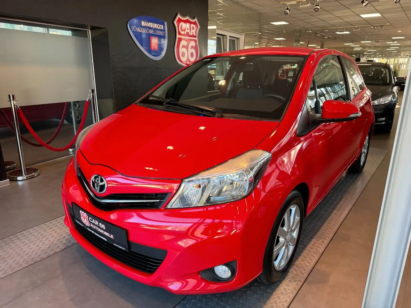 Toyota Yaris Life/SEHR SAUBER. Rouge - 1