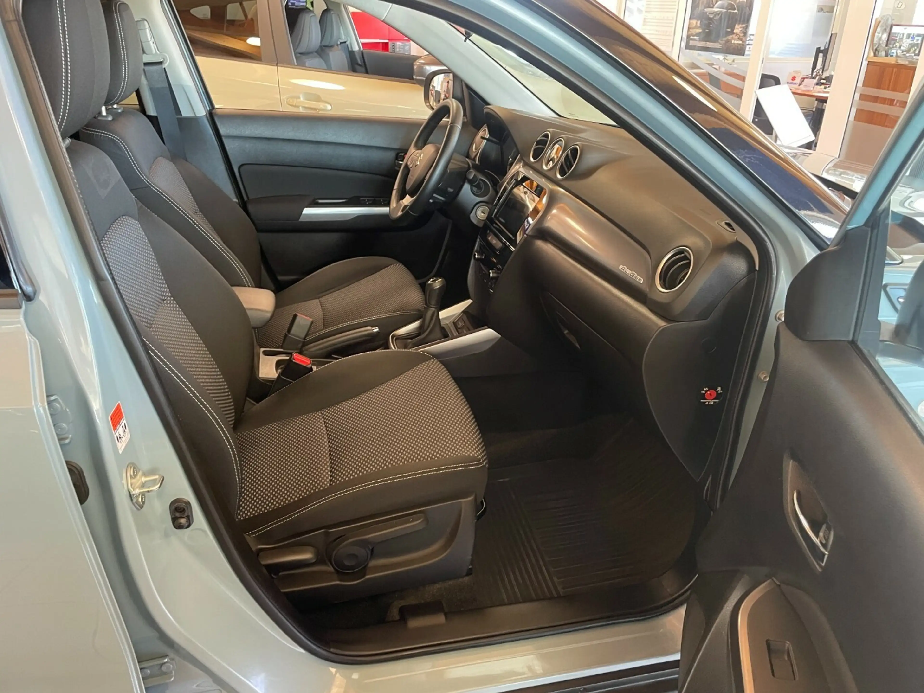 Suzuki Vitara 1.0 AWD*Comf.NAVI*AHZV*Standheizung — photo 14