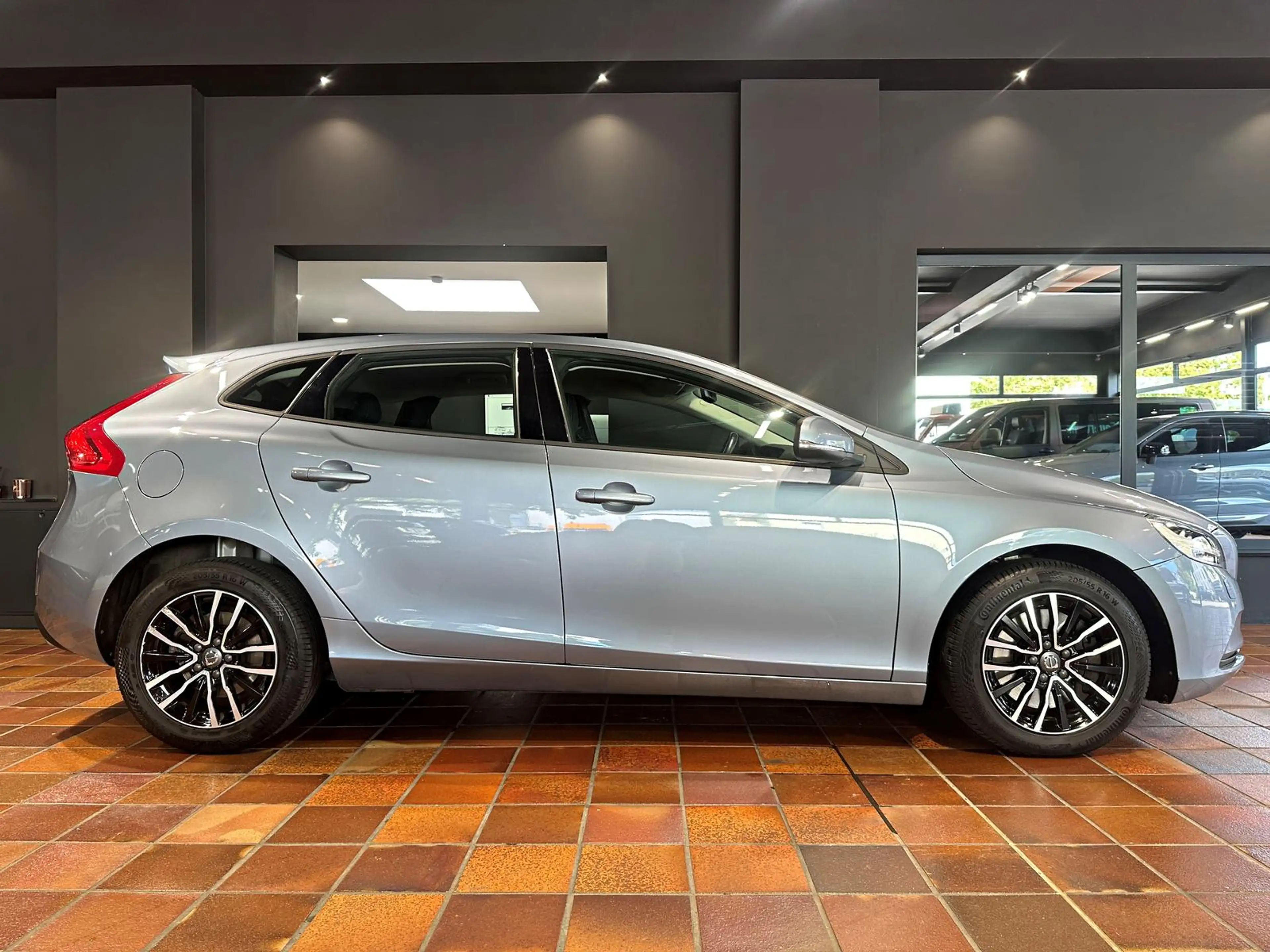 Volvo V40 D4 MOMENTUM VOLL-LED KAMERA WINTER-PAKET-PRO AMBIE — photo 9