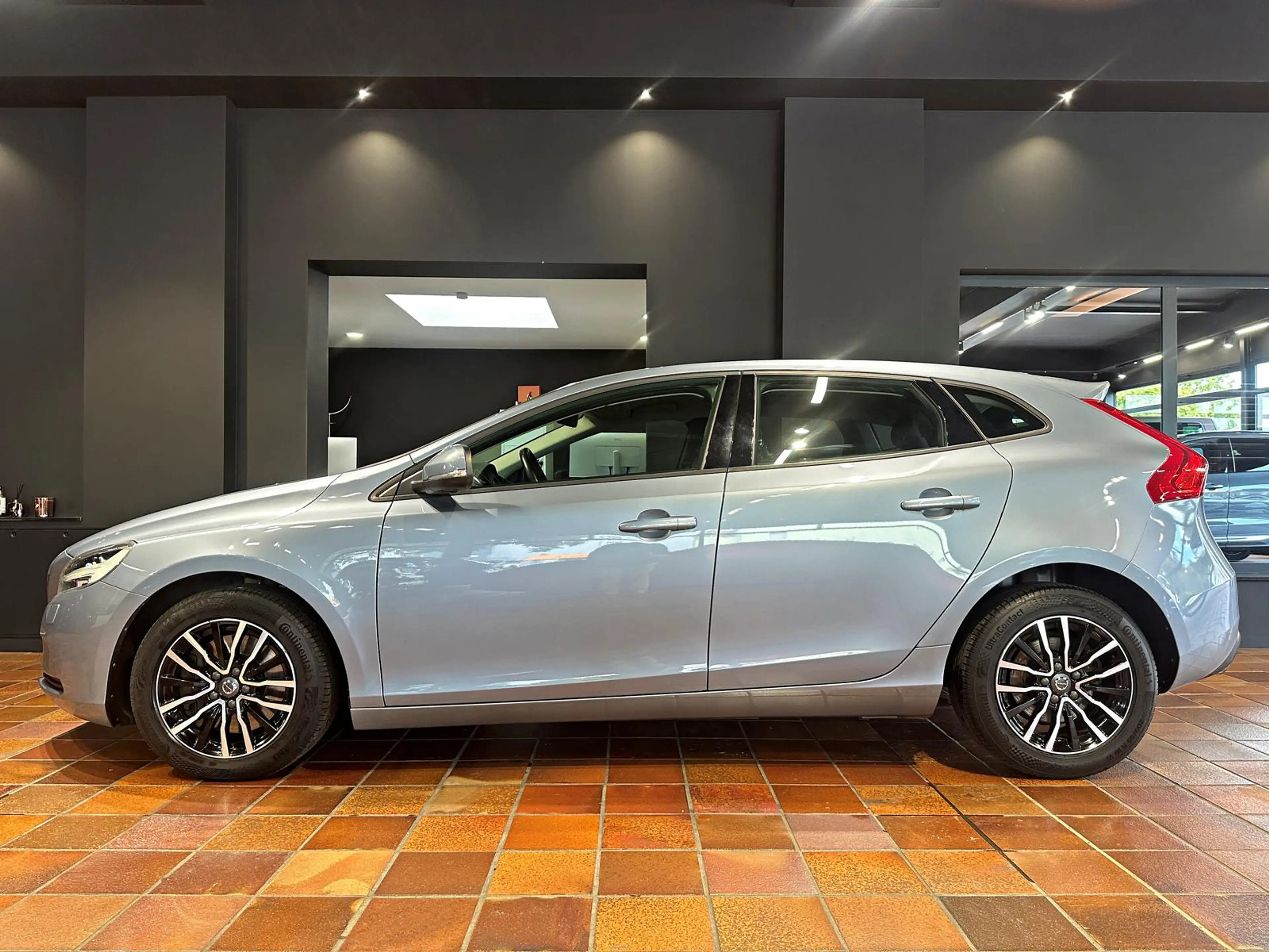 Volvo V40 D4 MOMENTUM VOLL-LED KAMERA WINTER-PAKET-PRO AMBIE — photo 2