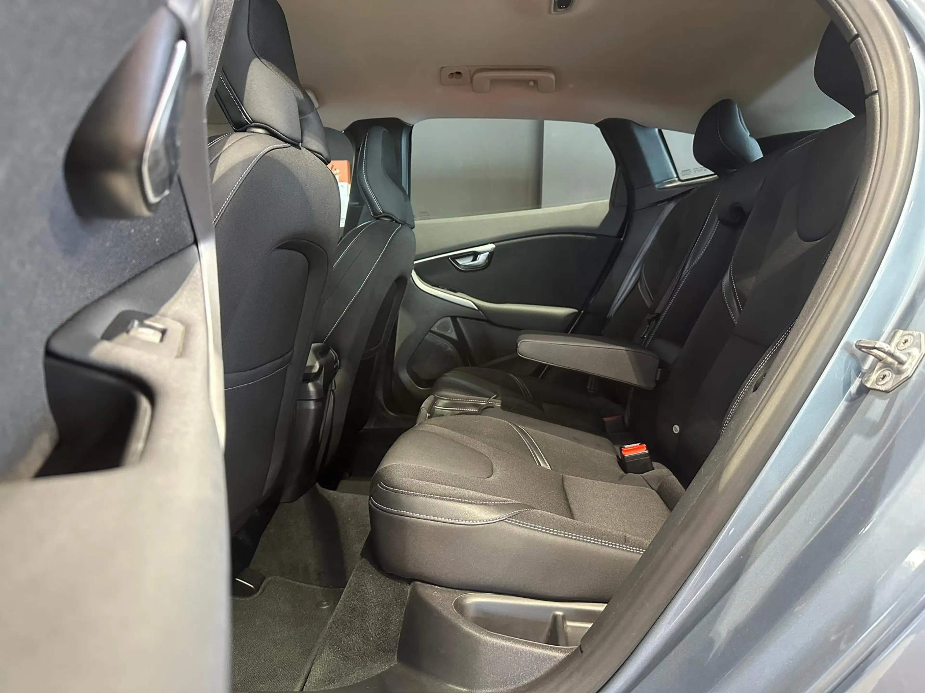 Volvo V40 D4 MOMENTUM VOLL-LED KAMERA WINTER-PAKET-PRO AMBIE — photo 14