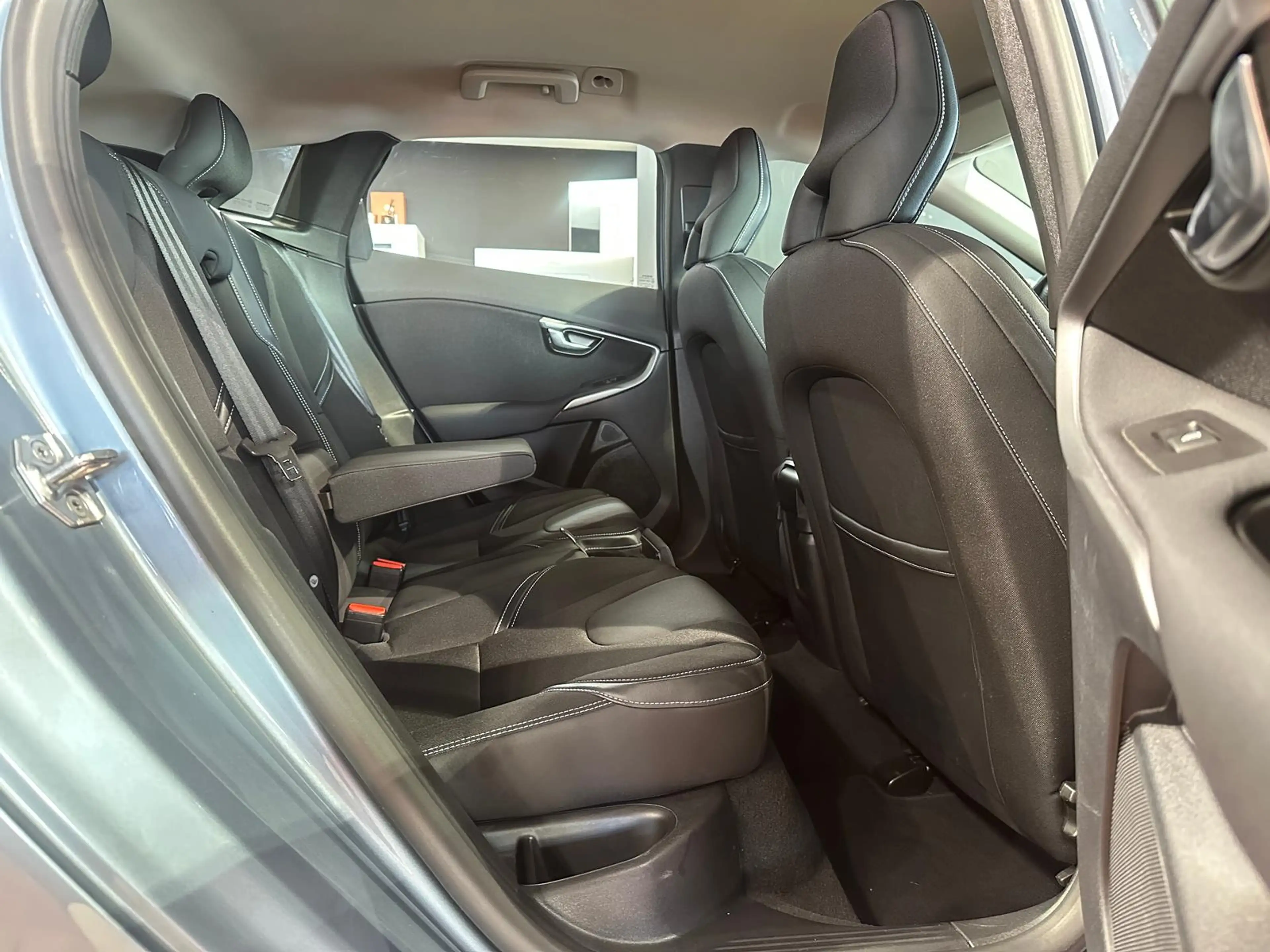 Volvo V40 D4 MOMENTUM VOLL-LED KAMERA WINTER-PAKET-PRO AMBIE — photo 15