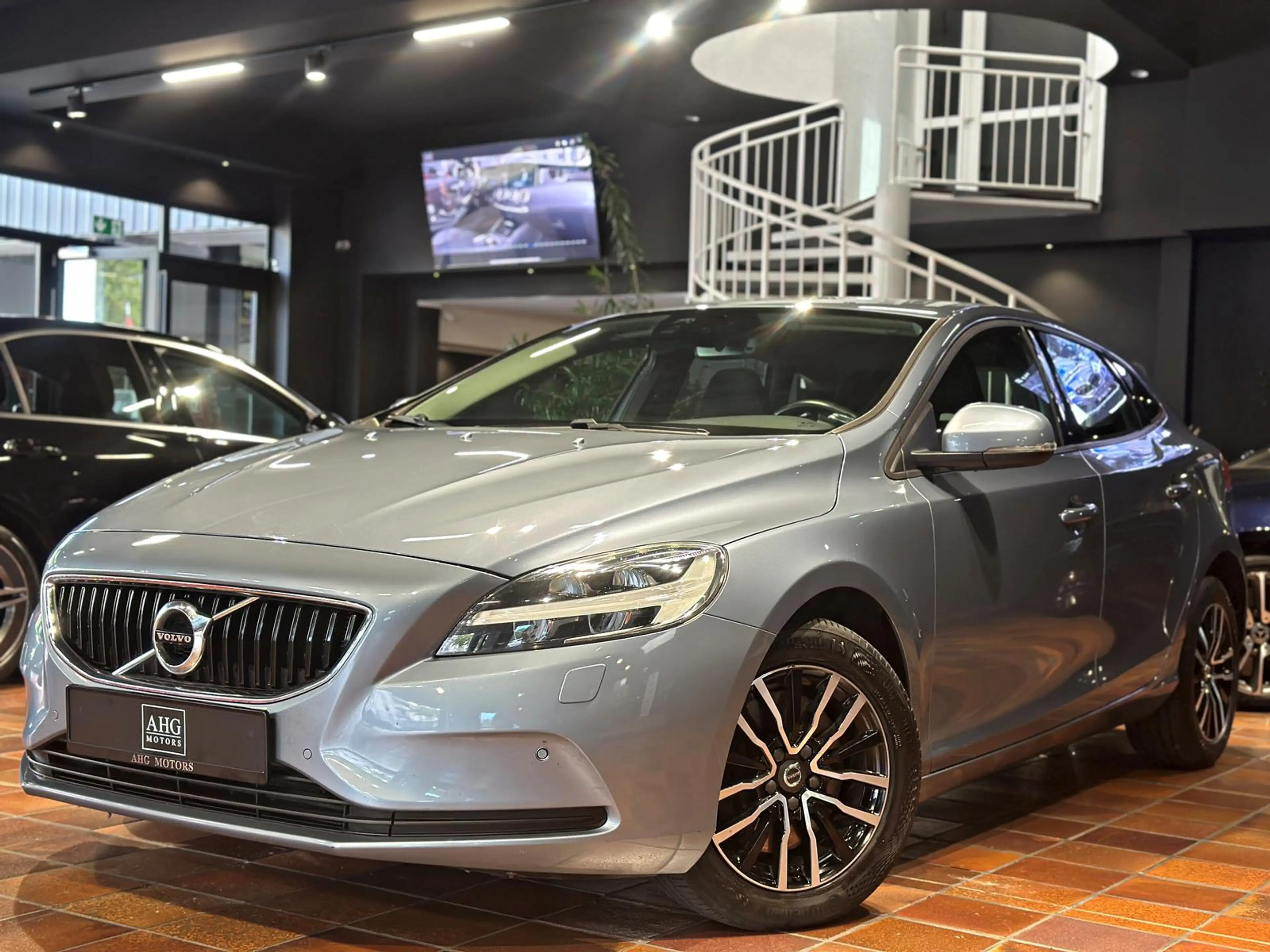 Volvo V40 D4 MOMENTUM VOLL-LED KAMERA WINTER-PAKET-PRO AMBIE