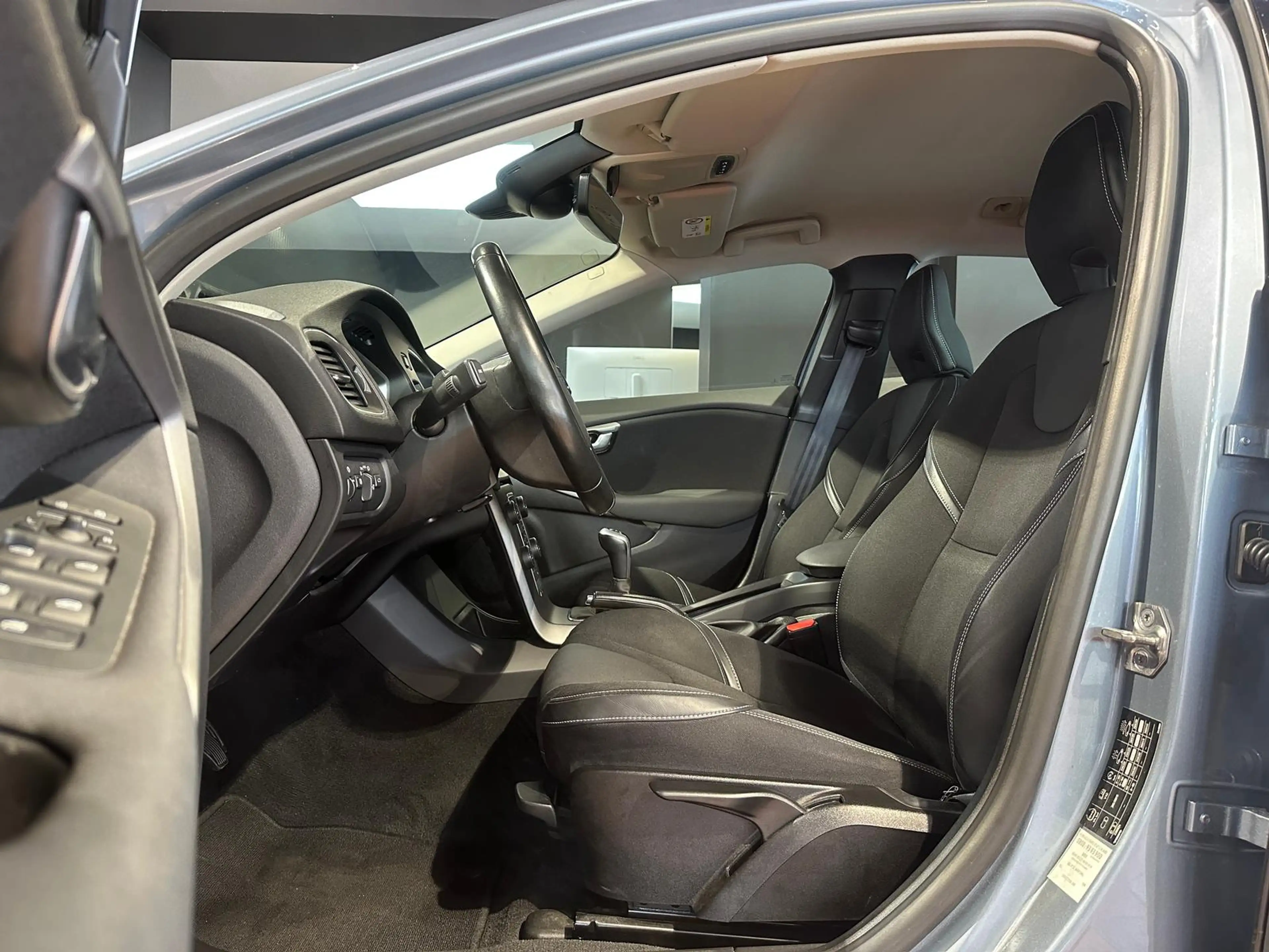 Volvo V40 D4 MOMENTUM VOLL-LED KAMERA WINTER-PAKET-PRO AMBIE — photo 13