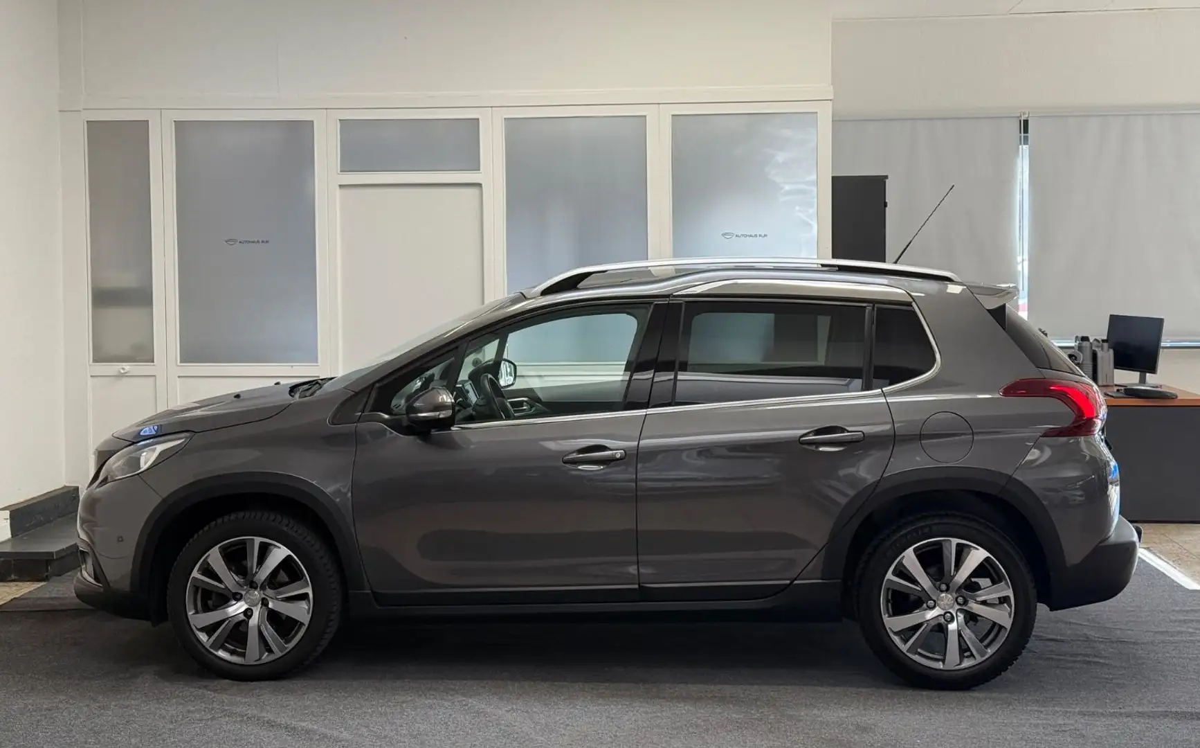 Peugeot 2008 Allure/VOLLLEDER/PANO/KAMERA/SHZ/TOUCHSCREE Grau - 2