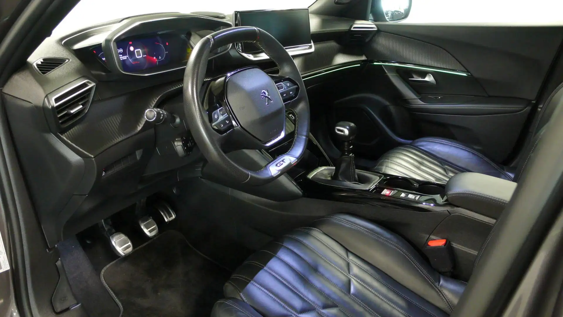 Peugeot 2008 1.2 PureTech GT | Pano dak | Leder | 1e eigenaar Gris - 2