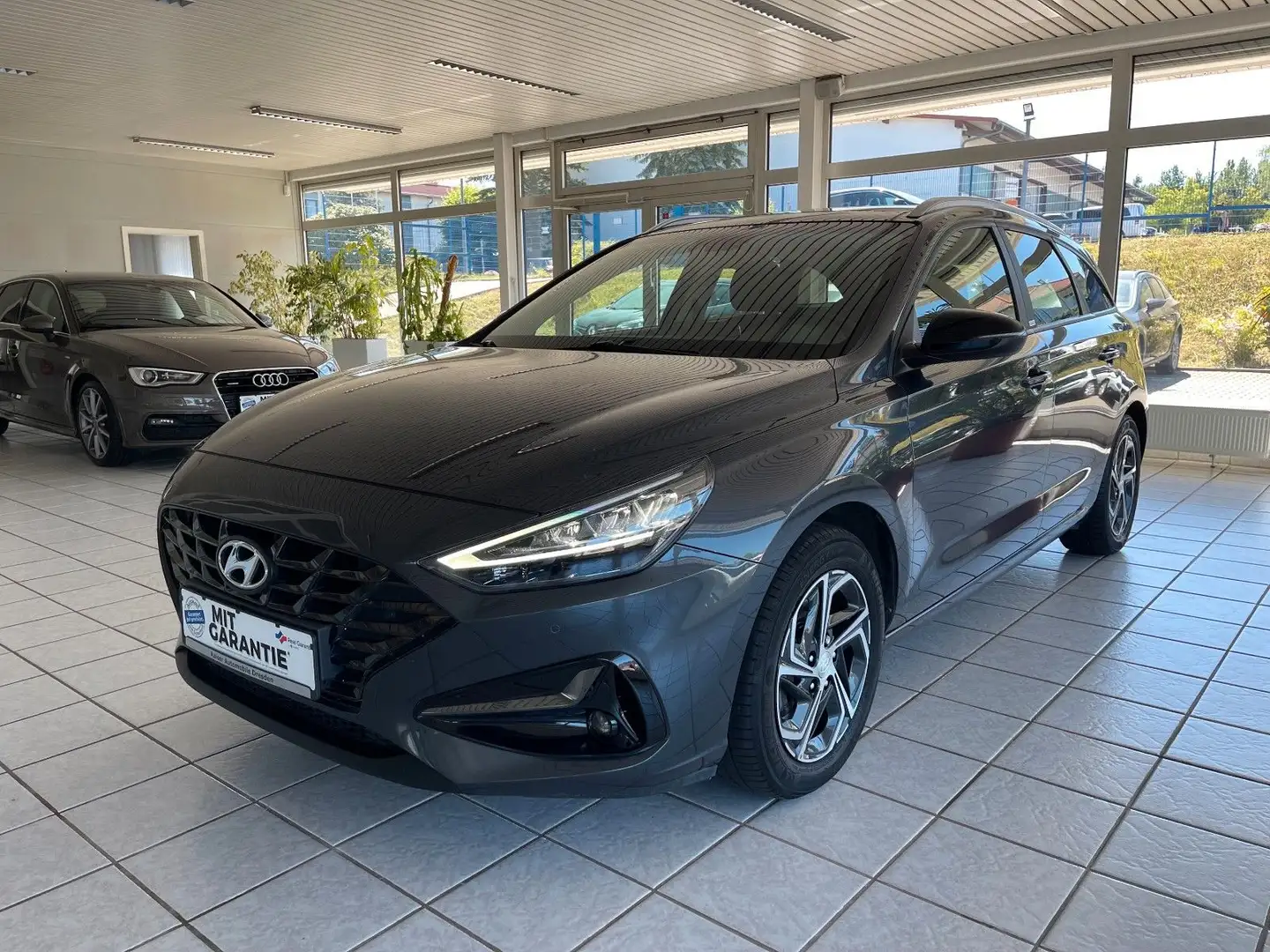 Hyundai i30 cw Intro Edition *LED*1-Hand*AHK*NAVI*PANO* Grau - 1