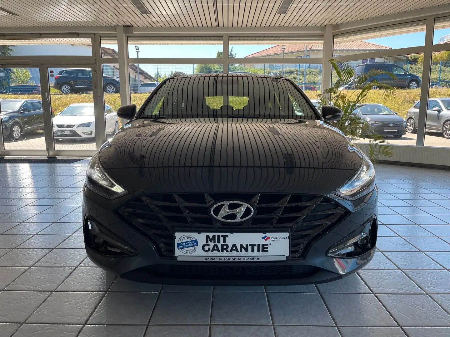 Hyundai i30 cw Intro Edition *LED*1-Hand*AHK*NAVI*PANO* Grau - 2