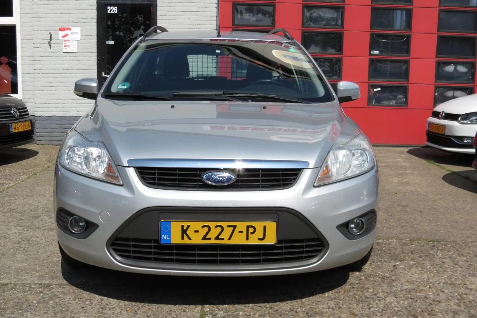 Ford Focus Wagon 1.6 Comfort ,AIRCO, TREKHAAK , NAVI Gris - 2