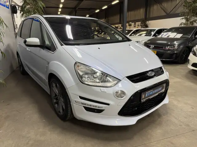 Ford S-Max view 3