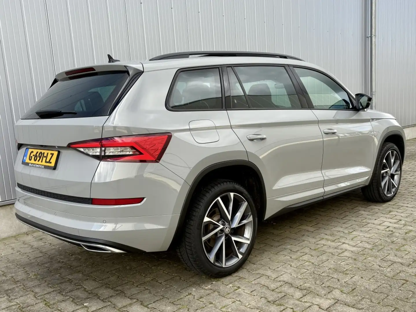 Skoda Kodiaq 1.5 TSI AUT SPORTLINE 7 PERS. STEELGREY PANODAK Gris - 2