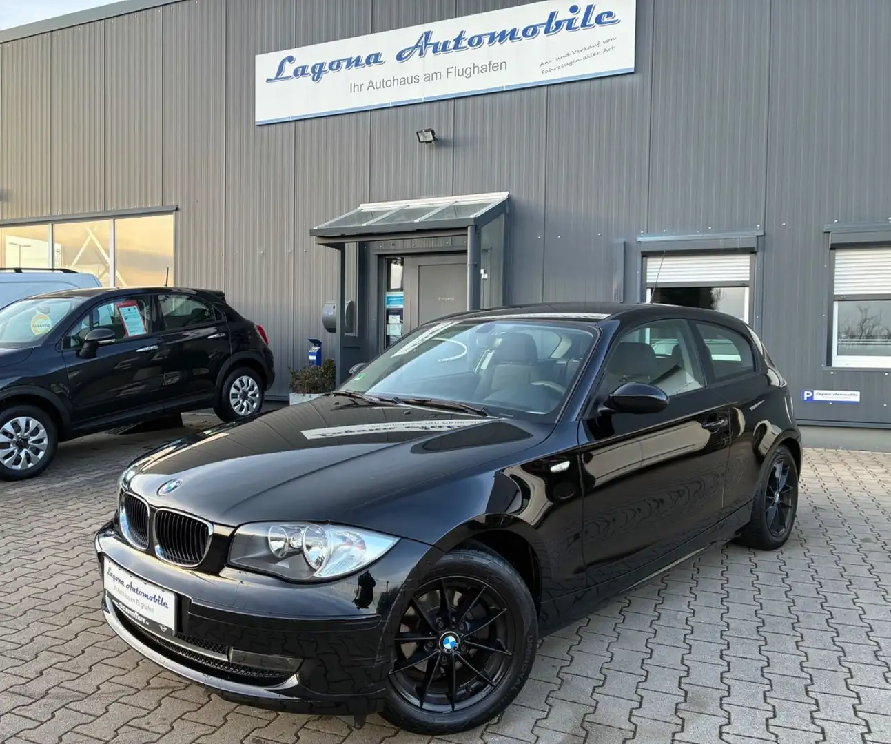 BMW 116 i *KETTE NEU/ALU/PDC/KLIMA/SITZH/87.000km* Schwarz - 1