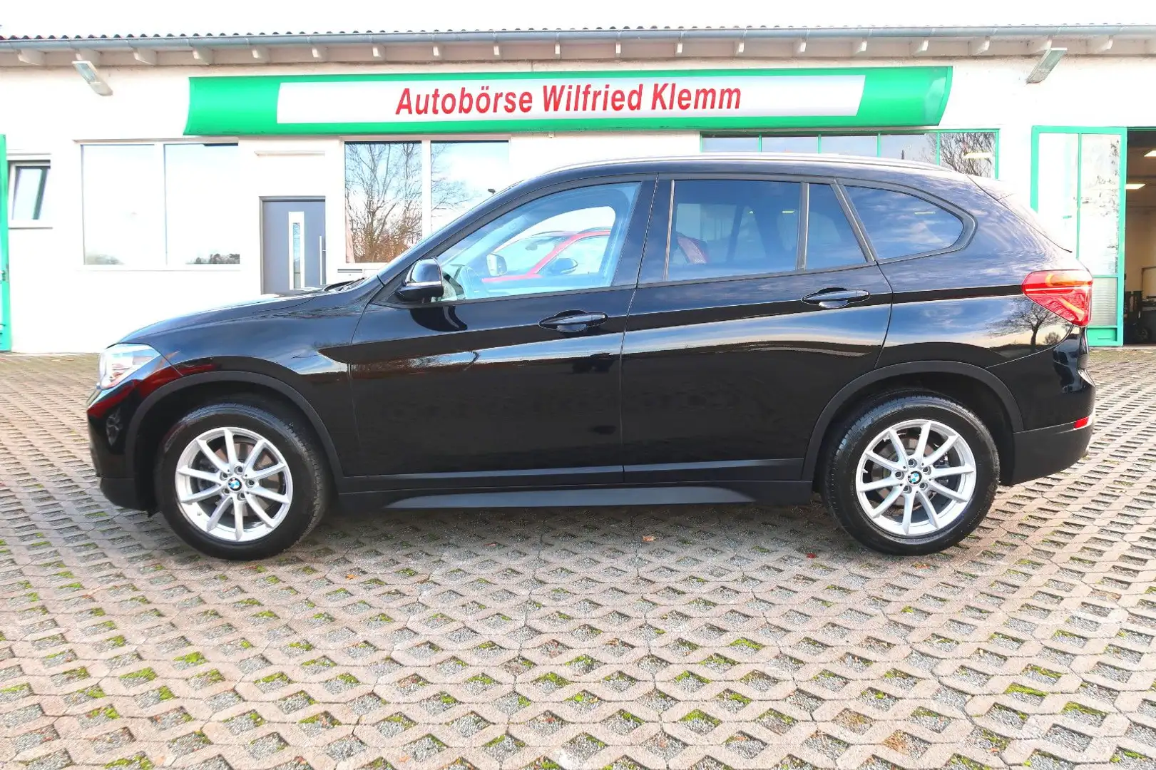BMW X1 sDr18dAdv"17"LED"AHK"Navi"Klima2Z"Sports"1HdSh Schwarz - 1