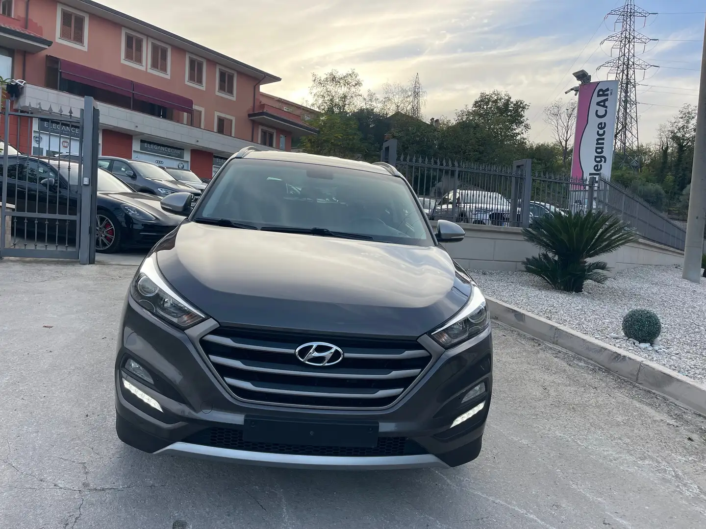 Hyundai TUCSON 1.7 crdi Xpossible 2wd 115cv Grigio - 2