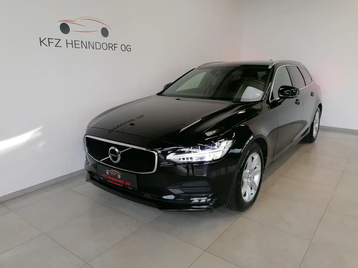 Volvo V90 D3 AWD Momentum Geartronic Schwarz - 1